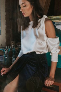 Bluzka jedwabna z asymetrycznym rękawem