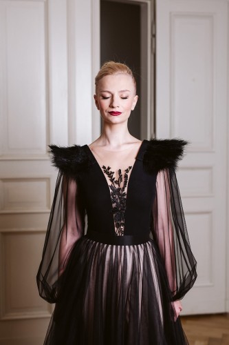 body z piórami i haftem