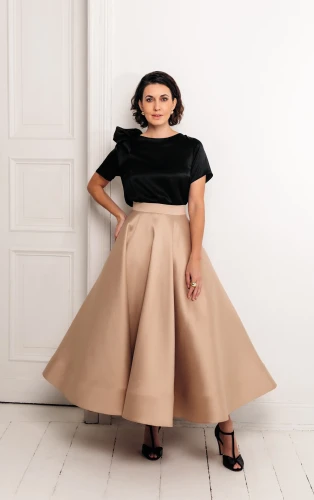 Mocno rozkloszowana spódnica balowa