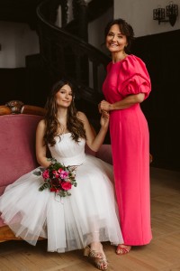 Sukienka wieczorowa z bufiastymi rękawami