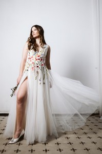 Suknia ślubna z kolorowymi aplikacjami