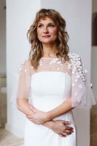 Krótka pelerynka ślubna tiulowa z aplikacjami