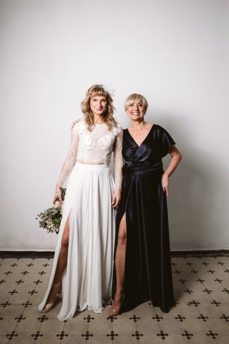 delikatna spódnica ślubna z rozcięciem