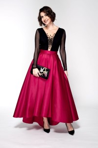 Czarna bluzka z koronką i dekoltami 