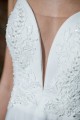 Suknia ślubna z koronkowymi aplikacjami