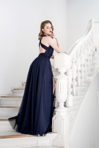 Sukienka Infinity z rozcięciem na nogę 