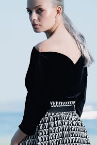 Bluzka aksamitna z dekoltem serce 