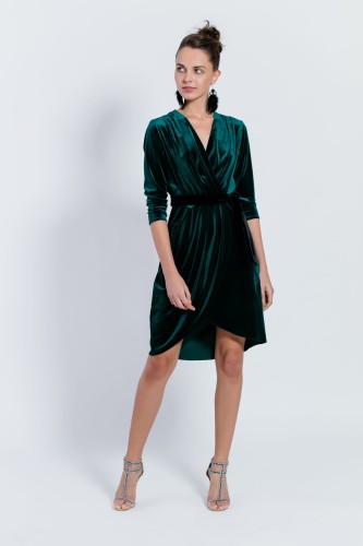 aksamitna sukienka kopertowa midi