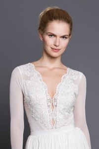 Body ślubne z głębokim dekoltem i koronką